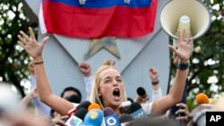 ນາງ Lilian Tintori, ພັນລະຍາຂອງຜູ້ນຳຝ່າຍຄ້ານທີ່ຖືກຈັບເຂົ້າຄຸກ ທ່ານ Leopoldo Lopez, ກ່າວຕໍ່ຜູ້ສະໜັບສະໜູນສາມີຂອງລາວໃນນະຄອນຫຼວງ Caracas, ປະເທດ ເວເນຊູເອລາ, 11 ກັນຍາ, 2015.