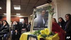 10일 프랑스 파리 쿠르드족 센터에서 사망한 반정부 활동가 여성 3명을 애도하는 사람들. 