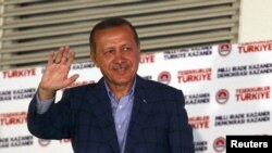 رجب طیب اردوغان، نخستين رئيس جمهوری در تاريخ ترکيه است که مستقيما توسط مردم انتخاب شد. او در جشن پیروزی انتخاباتی اش برای طرفداران دست تکان می‌دهد – ۱۹ مرداد (۱۰ اوت) 