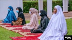 Matar Shugaban Kasar Najeriya, Aisha Buhari Yayin Da Take Sallar Idin Shekarar 2020 a Gida Da 'Yan Uwanta