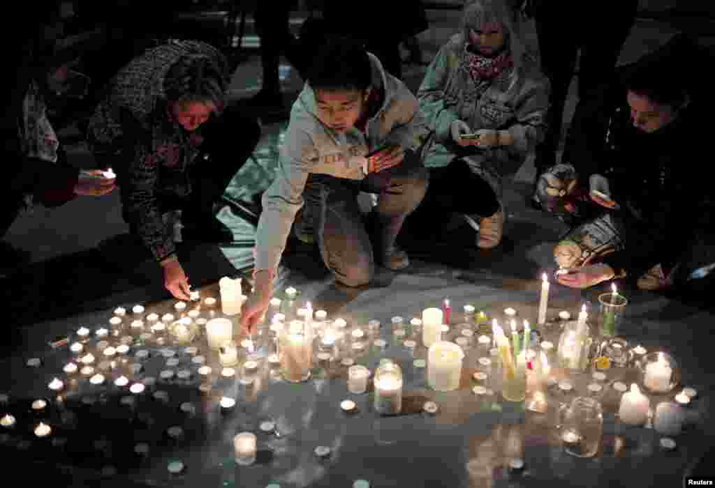 Aktivis pembela terpidana mati kasus narkoba warga Australia Andrew Chan dan Myuran Sukumaran menyalakan lilin di Sydney, Australia, 28 April 2015.