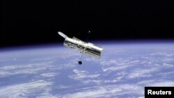 Teleskop Luar Angkasa Hubble (HST) setelah dilepas dari pesawat ulang-alik (Space Shuttle Discovery) pada misi kedua (HST SM-02), 19 Februari 1997. (Foto: REUTERS/NASA/Handout).