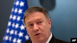 Sekreteri wa reta wa Reta zunze ubumwe z'Amerika, Mike Pompeo, mu kiganiro n'abanyamakuru ari kumwe n'umushikiranganji wa Arabiya Sawudite ajejwe imigenderanire n'amakungu Adel al-Jubeir i Riyadh, Saudi Arabia, Itariki 29/04/2018. 