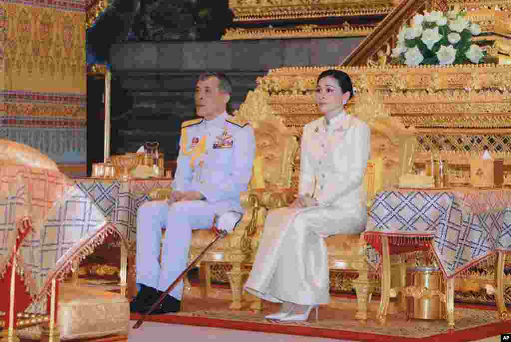 واجیرلاهنگ کورن، پادشاه تایلند با یک تن از محافظانش ازدواج کرد. این چهارمین ازدواج او شمرده می شود