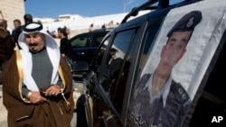 اردنی پائلٹ  معاذ کسابیہ کا گاڑی پر جسپان پوسٹر جسے داعش نے ہلاک کر دیا تھا (فائل فوٹو) 
