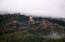 Patung Buddha Dordenma di atas sebuah bukit di Taman Alam Kuensel Phodrang di Thimphu, 24 Agustus 2018. (AFP).