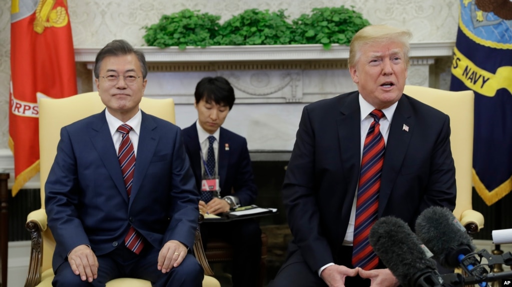 El presidente de EE.UU. Donald Trump y el presidente de Corea del Sur Moon Jae-in hablan con periodistas en la Oficina Oval de la Casa Blanca. Mayo 22, 2018.