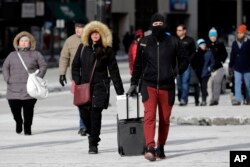 Pedestrians are bundled up against frigid temperatures, in Chicago, Illinois, Dec. 31, 2017.