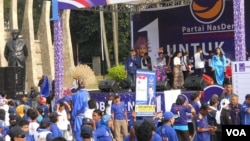 Suasana Kampanye terbuka Partai Nasdem di lapangan tugu Proklamasi Jakarta, Minggu 16 Maret 2014. (VOA/Andylala Waluyo)