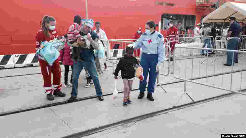 Des enfants érythréens arrivent à Messine après avoir été secourus en Méditerranée, Sicile, 6 octobre 2015 (Nicolas Pinault/VOA). &nbsp;