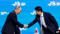 블라디미르 푸틴 러시아 대통령와 아베 신조 일본 총리가 지난해 9월 블라디보스토크에서 열린 동방경제포럼에서 악수하고 있다.