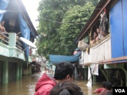 Warga kelurahan Bukit Duri, Jakarta Selatan mengungsi karena banjir yang melanda wilayah ini, Rabu, 16 Januari 2013 (VOA/Andylala).