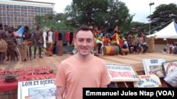 Un touriste anglais sur le site du musée national, à Yaoundé, le 3 août 2017. (VOA/Emmanuel Jules Ntap)