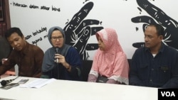 Koordinator Kontras Yati Andriyani (kedua dari kiri) bersama orang tua R saat menggelar konferensi pers di kantor Kontas, Jakarta, Minggu (5/3). (Foto: VOA/Sasmito)