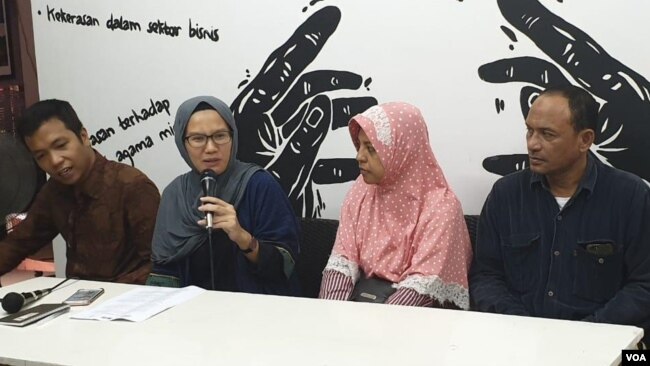 Koordinator Kontras Yati Andriyani (kedua dari kiri) bersama orang tua R saat menggelar konferensi pers di kantor Kontas, Jakarta, Minggu (5/3). (Foto: VOA/Sasmito)