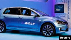 Volkswagen introduces the Volkswagen e-Golf electric car at the Los Angeles Auto Show in Los Angeles, California, November 20, 2013. REUTERS/Mike Blake (UNITED STATES - Tags: BUSINESS TRANSPORT) - RTX15MC8