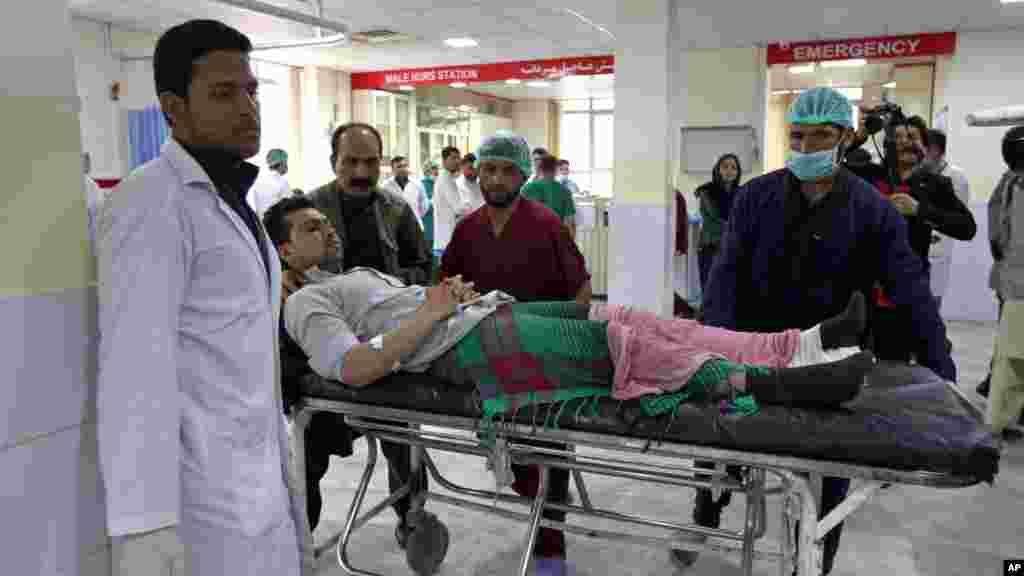 Les secouristes transportent un blessé à l&#39;hôpital de Kaboul, Afghanistan, 19 avril, 2016.