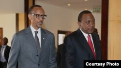 Rais Paul Kagame wa Rwanda (kushoto) na Rais wa zamani wa Kenya, Uhuru Kenyatta wa Kenya (kulia)