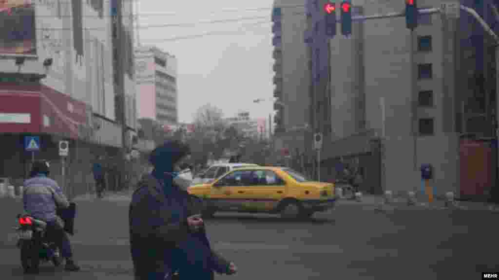 در حالیکه مقام های تهران امیدوار بودند با تعطیلی مدارس میزان آلودگی هوای تهران کاهش بیابد اما میزان آلودگی به بالاترین حد خود در روزهای گذشته رسیده است. عکس، مهر.