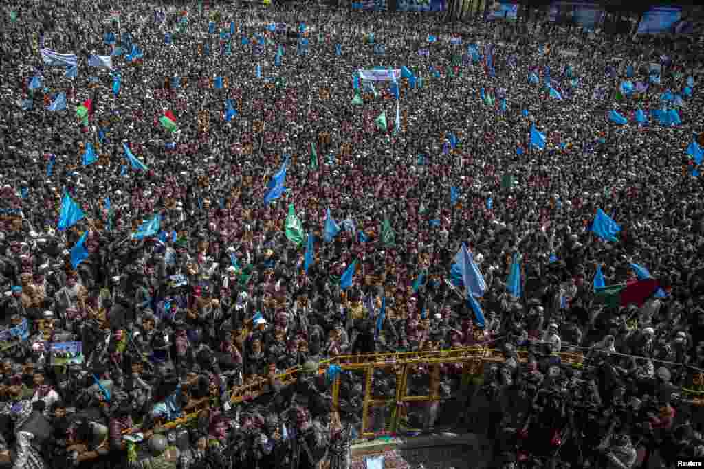 Supporters of presidential candidate Abdullah Abdullah attend a campaign rally in Herat province, Afghanistan, April 1, 2014.