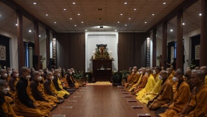 Tăng thân Làng Mai ngồi thiền trong Chánh niệm trong lễ 'Tâm tang' Thiền sư Thích Nhất Hạnh