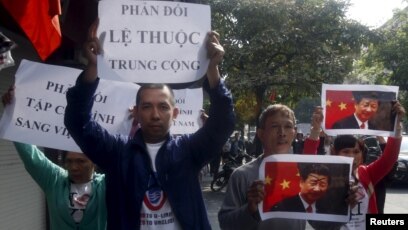 Người biểu tình phản đối chuyến thăm của ông Tập Cận Bình tới Việt Nam cuối năm 2015.