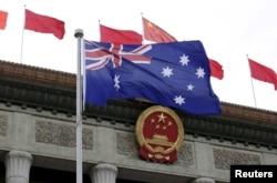 Bendera Australia berkibar di depan Balai Agung Rakyat di Beijing, China, 14 April 2016. (Foto: Reuters)