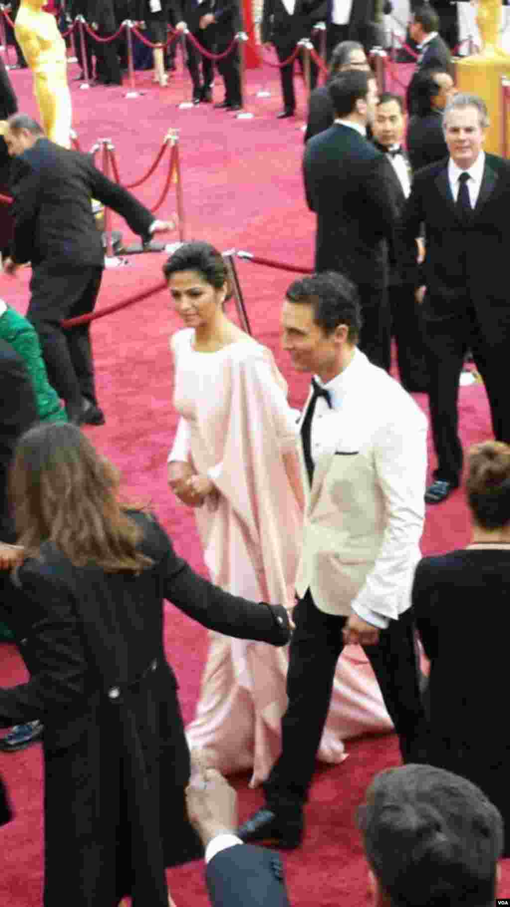 Matthew McConaughey bersama istri di red carpet Academy Awards ke-86, Dolby Theater, Los Angeles, California, 2 Maret 2014.