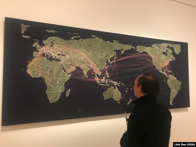Tấm bản đồ thêu trên vải về các đường di chuyển của người tị nạn rời Việt Nam tới các nơi trên thế giới sau chiến tranh.