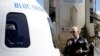 Jeff Bezos devant une capsule de sa société Blue Origin.