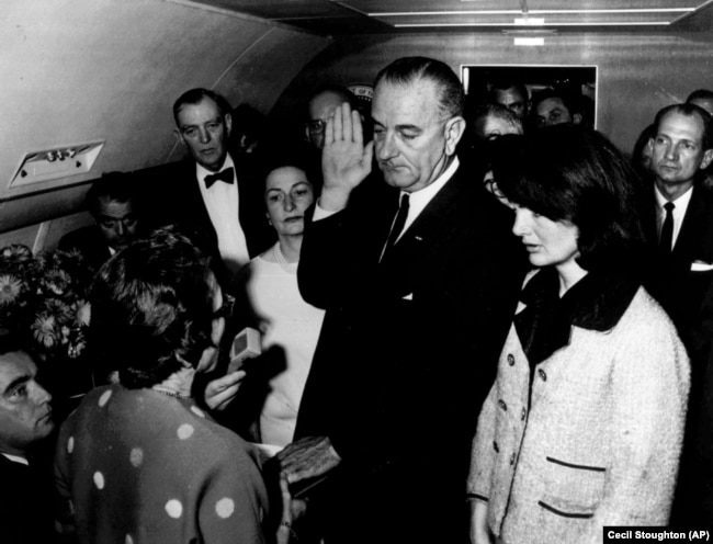 Lyndon B. Johnson trở thành tổng thống Mỹ sau khi Tổng thống John F. Kennedy bị sát hại vào năm 1963. Ông Johnson là người khởi sự cuộc chiến tranh ở Việt Nam vào năm 1965.