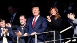 El presidente estadounidense Donald Trump observa la primera mitad de un partido de fútbol americano colegial entre Alabama y LSU, junto con su esposa Melania, el sábado 9 de noviembre de 2019, en Tuscaloosa (AP Foto/John Bazemore)