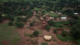 Des maisons brûlées à Bria, en Centrafrique, le 23 août 2018.