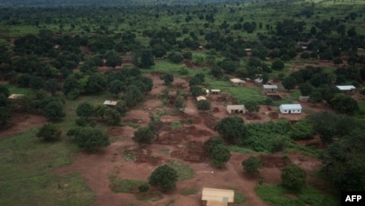 Des maisons brûlés à Bria, en Centrafrique, le 23 août 2018.