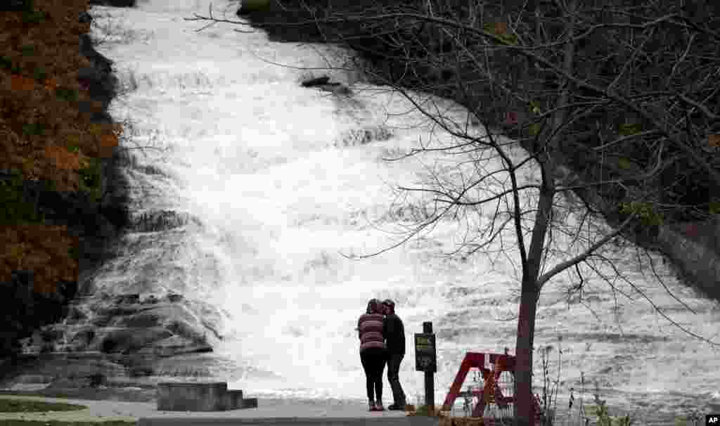 بوسه عاشقانه در کنار آبشاری در نیویورک