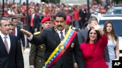 El presidente de Venezuela, Nicolás Maduro y la primera dama Cilia Flores llegan a la Corte Suprema para el discurso sobre el estado de la nación. Caracas 15 de enero de 2017.