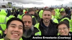 Avelino Ernestanto (kiri) dan kolega dalam acara penerbangan perdana Boeing 777-X di negara bagian Washington. (Foto: Avelino Ernestanto))