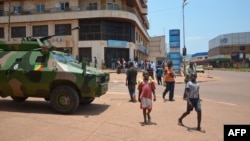 Sebuah kendaraan militer misi penjaga perdamaian Uni Afrika siaga di Bangui, Republik Afrika Tengah (foto: dok). 