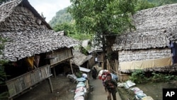 Ethnic Karen refugees from Burma carry their load at the Mae La refugee camp outside Mae Sot near the Thailand-Burma border (file photo)