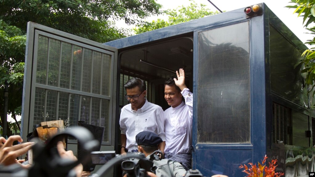 Eleven Media သတင္းသမားမ်ား ရံုးထုတ္လာစဥ္