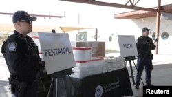 美國海關官員1月31日展示他們在一輛從墨西哥開往亞利桑那州的貨車裡截獲的芬太尼類藥物。
