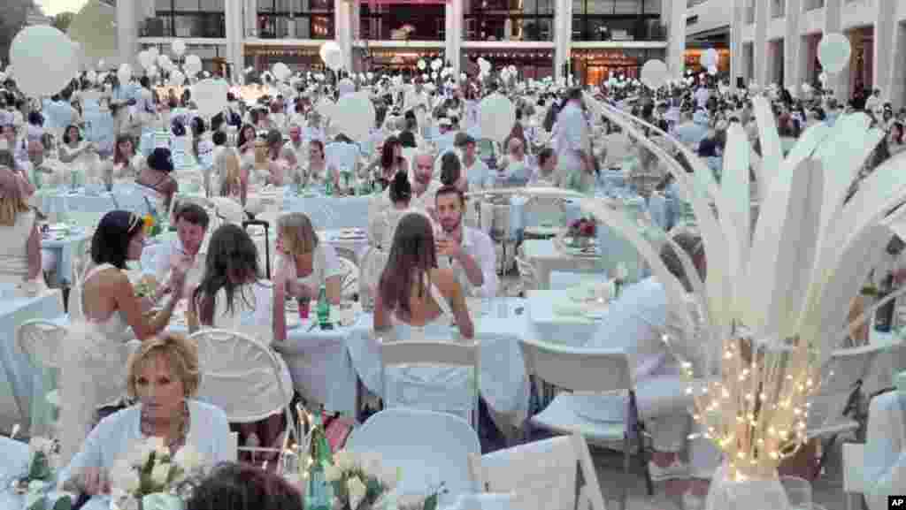 سه هزار نفر همه با لباس های سفید در جشن ناگهانی پر جمعيت در مرکز لینکلن سنتر برای هنرهای نمایشی در نیویورک حضور يافتند. محل برگزاری اين جشن تا درست قبل از صرف شام در ساعت ۷ بعد از ظهر یک راز بود. در آن زمان مهمانانی که ثبت نام کرده بودند از طريق ایمیل از 