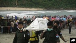 救援人員從緬甸東南部城市墨吉附近的村庄抬走被漁船打撈上來的死難者遺體。 （2017年6月8日）