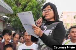 陈素转2011年向村民宣读文件。她因“擅自举行集会”被判处三年徒刑。（庄烈宏提供）
