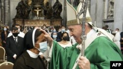 This handout picture taken and released on October 10, 2021 by Vatican Media shows Pope Francis (R) greeting nun Gloria Cecilia Narvaez at the end of the mass in St Peter's Basilica in Vatican.