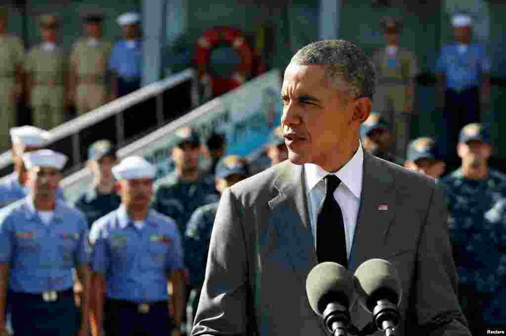 Presiden AS Barack Obama berpidato setelah melihat-lihat kapal Angkatan Laut Filipina BRP Gregorio Del Pilar di Pelabuhan Manila, Filipina (17/11). (Reuters/Jonathan Ernst)