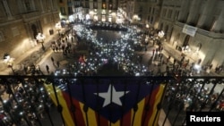 People form a ribbon during a demonstration called by pro-independence associations asking for the release of jailed Catalan activists and leaders at Sant Jaume square in Barcelona, Spain, Nov. 16, 2017.