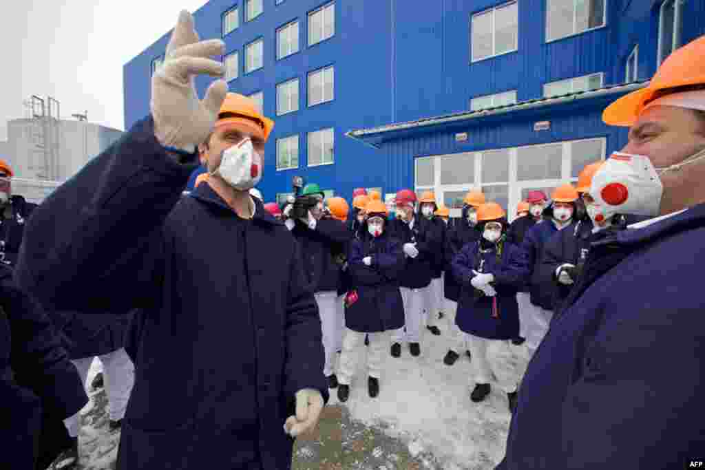 Работник АЭС в Чернобыле дает инструкции посетителям станции. 24 февраля 2011 года