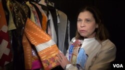 Designer Ellen London displays a sleeve on one of her designs that combines fabric from Thailand, the US Appalachian region and Syria. (Photo: J. Soh / VOA)