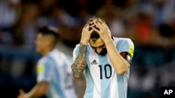 En esta foto del 23 de marzo de 2017, el argentino Lionel Messi reacciona después de perder la oportunidad de anotar durante un partido de clasificación para la Copa Mundial contra Chile en Buenos Aires, Argentina.